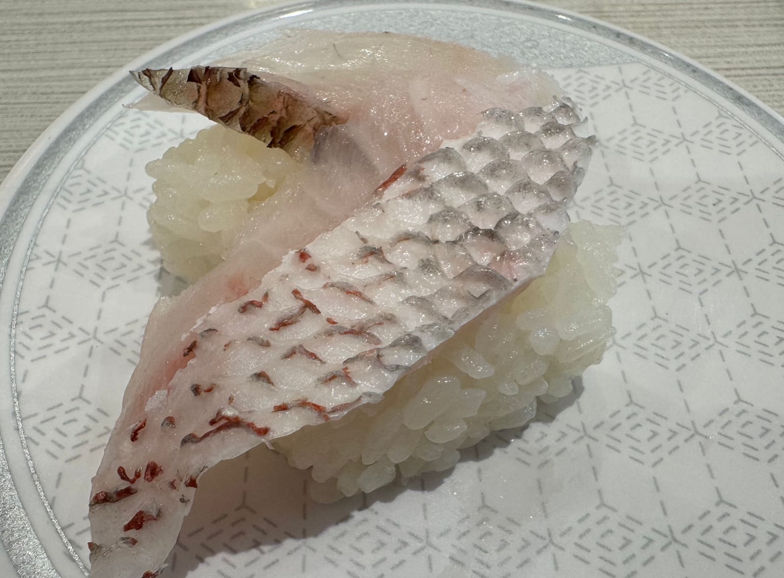 皮のついたタイの握り