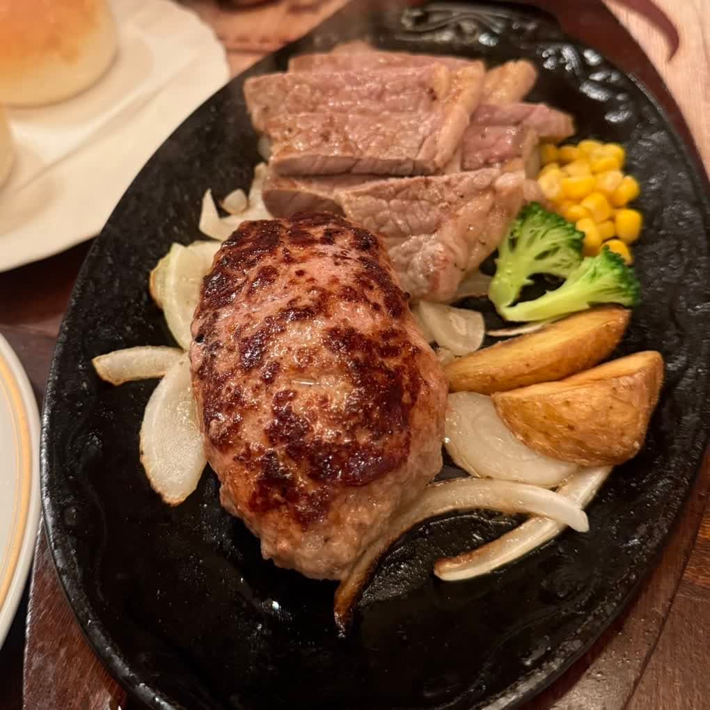 ハンバーグとステーキが盛られた鉄板料理