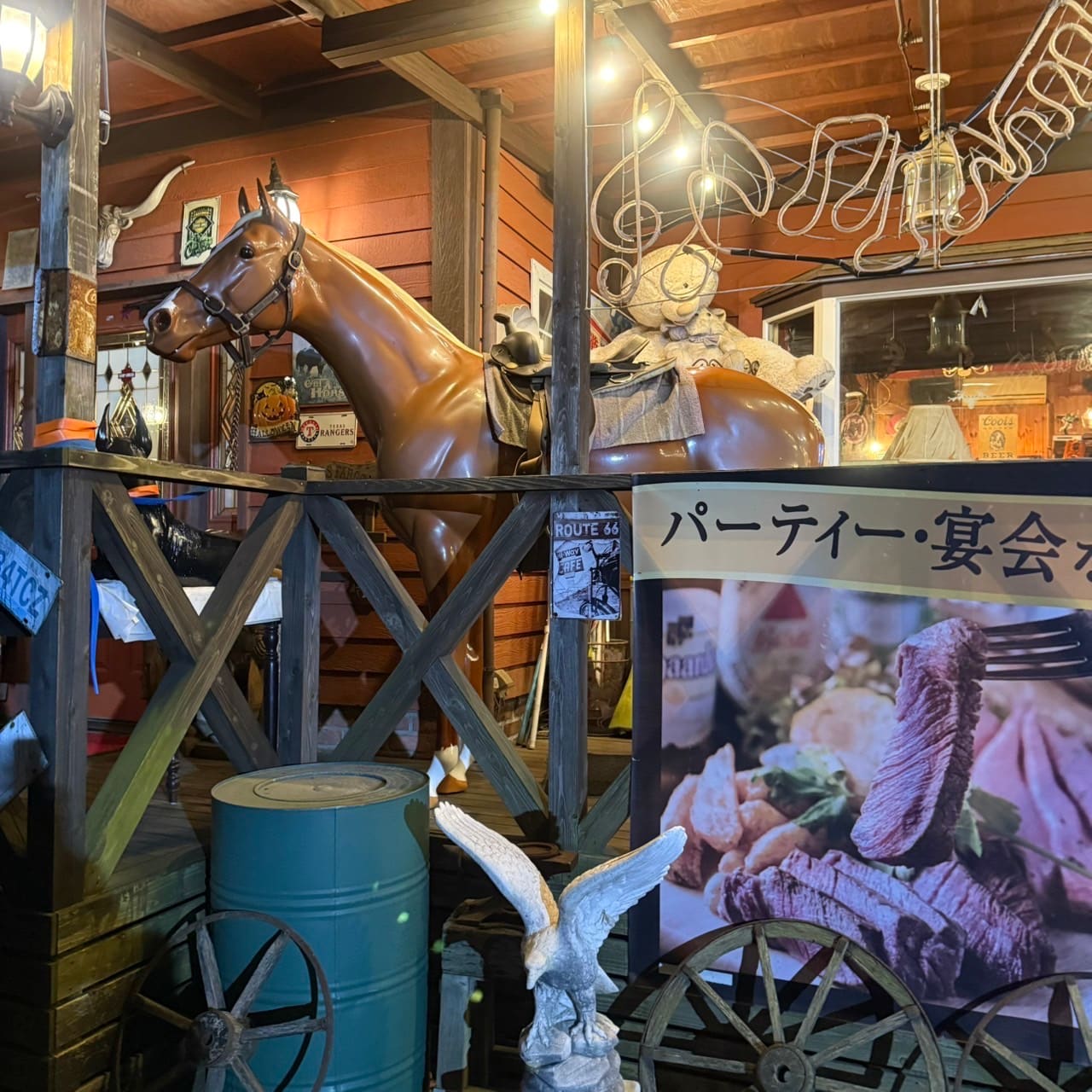 店内に飾られた大きな馬とウエスタン調の装飾