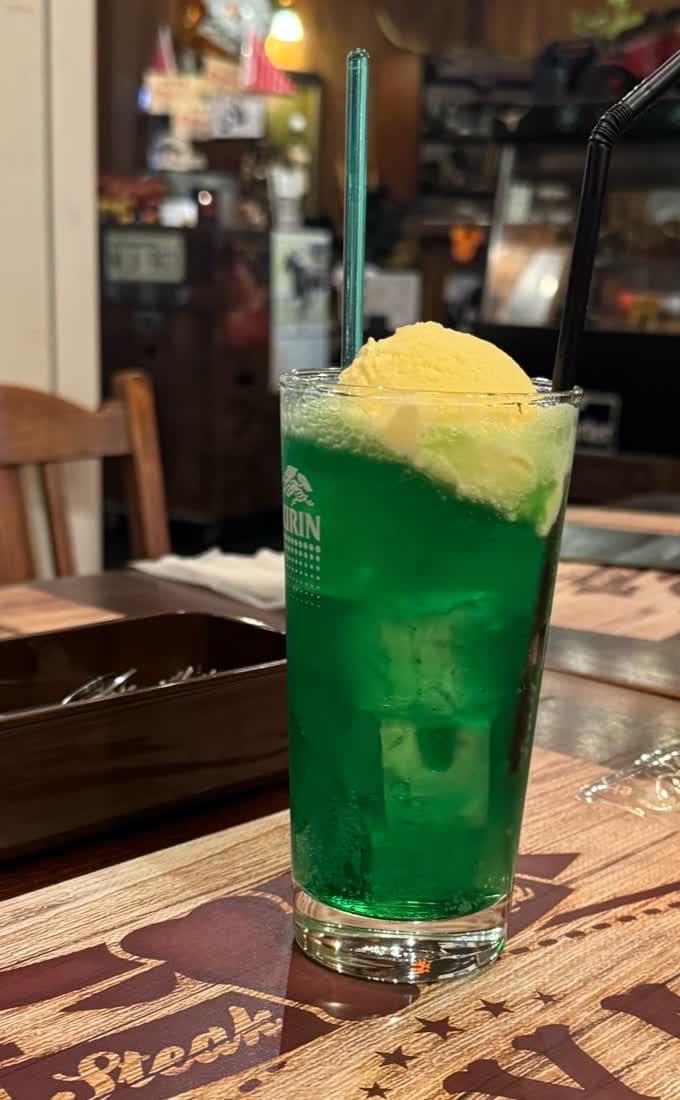 緑のソーダにアイスがのったクリームソーダ