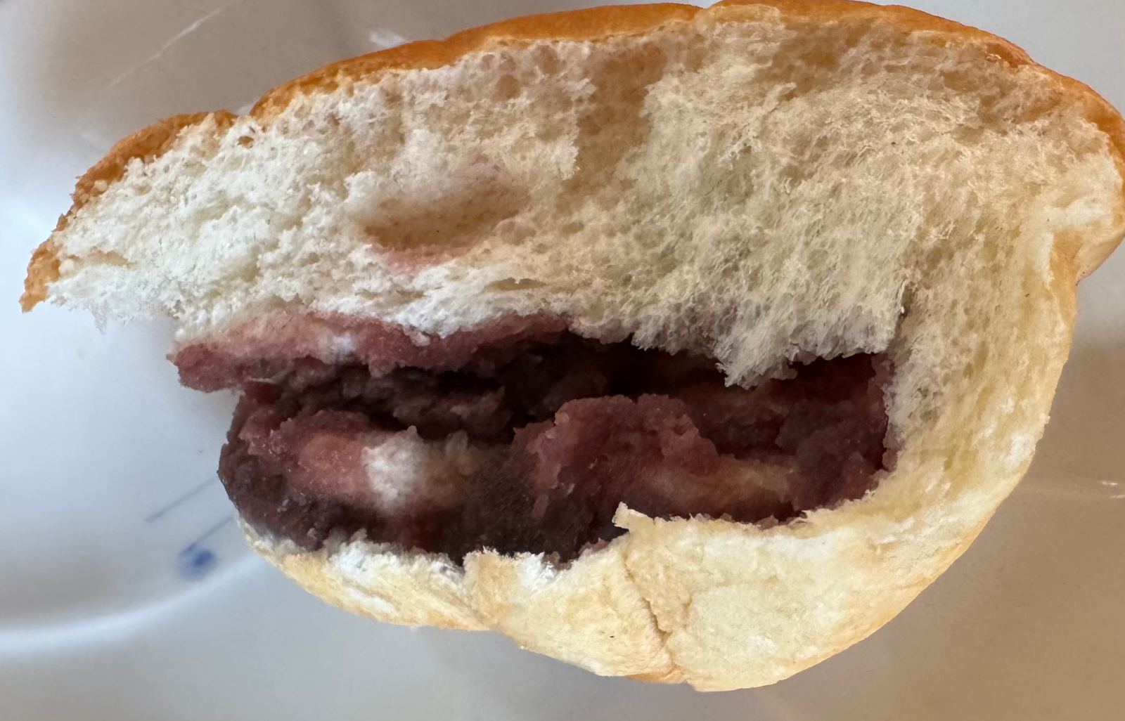 ちぎった十勝こしあん食ぱんの断面。ふわふわの生地の中にこしあんが入っています