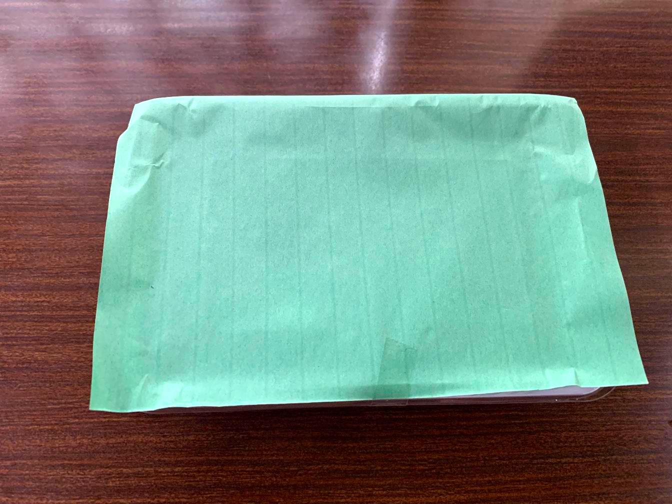 弁当はこんな感じでラッピングされている。