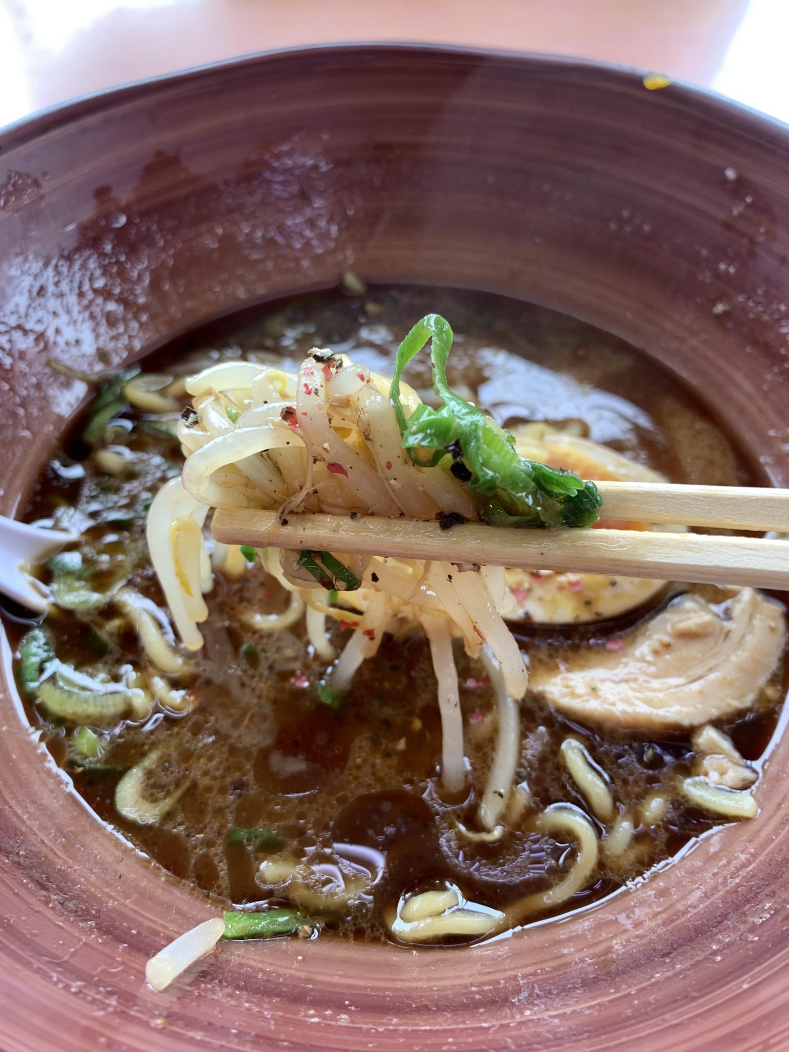 ペッパーをかけた図。胡椒系の香りが強く、これまた食欲を刺激する！